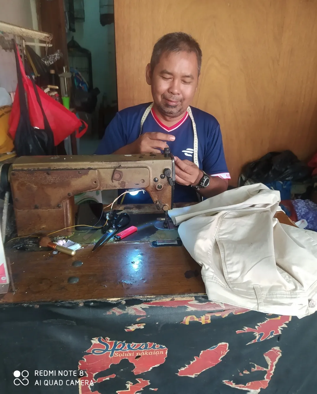 Permak Levis Ludiyono: Sentuhan Cilacap yang Membuat Jeans Anda Kembali Segar